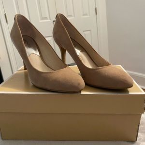 Michael Kors pump in khaki